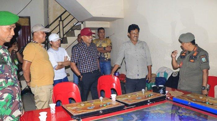 Pj Bupati Belitung, Mikron Antariksa, bersama dengan jajaran aparat hukum, melaksanakan operasi penyakit masyarakat di sejumlah lokasi hiburan malam di sekitar Tanjungpandan, Senin (21/10/2024).