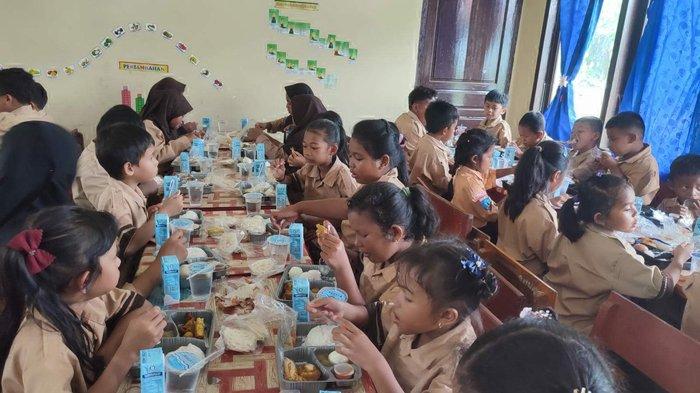 Siswa-siswi SDN 26 Membalong Kabupaten Belitung menikmati makan siang pada program Dapur Masuk Sekolah, Jumat (8/11/2024).