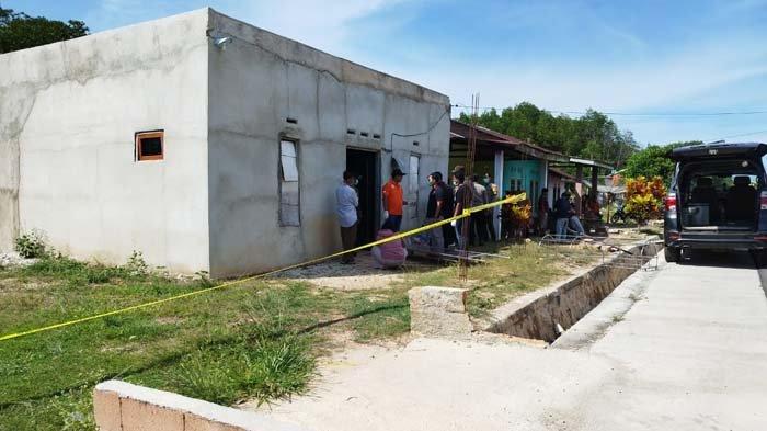 Proses evakuasi mayat wanita yang ditemukan di Desa Padang, Kecamatan Manggar, Kabupaten Belitung Timur, Provinsi Kepulauan Bangka Belitung, Rabu (13/11/2024).