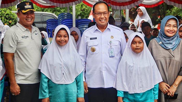 Pj Bupati Belitung, Mikron Antariksa, berfoto bersama Pj Gubernur Babel, Sugito, dan sejumlah pelajar saat simulasi makan bergizi gratis di SDN 45 Tanjungpandan Kabupaten  Belitung pada Jumat (29/11/2024) lalu.