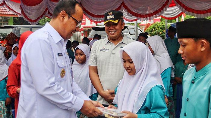 Pj Gubernur Babel, Sugito, didampingi Pj Bupati Belitung, Mikron Antariksa, saat simulasi makan bergizi gratis di SDN 45 Tanjungpandan Kabupaten Belitung, pada Jumat (29/11/2024) lalu.