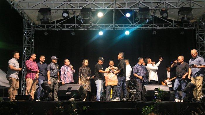 Penampilan penyanyi lawas Obbie Messakh bersama Forkopimda Belitung di acara Indahnya Rumah Kita yang berlangsung di halaman Rumah Dinas Bupati Belitung pada Sabtu (21/12/2024) malam.