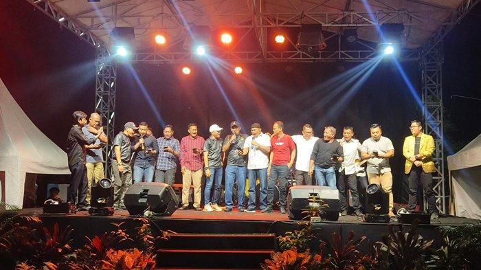 Penampilan penyanyi lawas Obbie Messakh bersama Forkopimda Belitung di acara Indahnya Rumah Kita yang berlangsung di halaman Rumah Dinas Bupati Belitung pada Sabtu (21/12/2024) malam.
