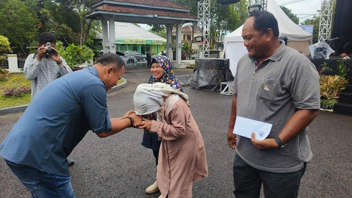 Pj Bupati Belitung, Mikron Antariksa, menyerahkan penghargaan secara simbolis kepada sejumlah petugas kebersihan Dinas Lingkungan Hidup Kabupaten Belitung di halaman Rumah Dinas Bupati Belitung, Sabtu (21/12/2024).