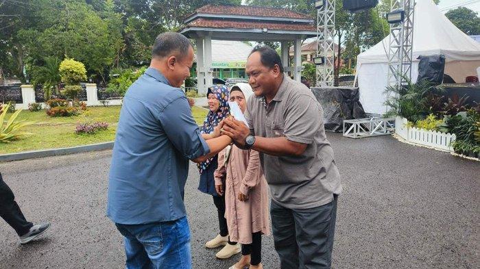 Pj Bupati Belitung, Mikron Antariksa, menyerahkan penghargaan secara simbolis kepada sejumlah petugas kebersihan Dinas Lingkungan Hidup Kabupaten Belitung di halaman Rumah Dinas Bupati Belitung, Sabtu (21/12/2024).