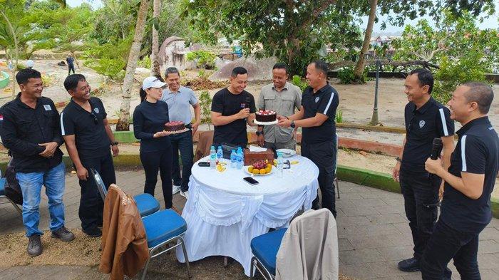 Pj Bupati Belitung Mikron Antariksa memberikan kue ulang tahun kepada Kapolres Belitung AKBP Deddy Dwitya Putra di sela kegiatan touring Forkopimda Belitung di Dive Centre Dinas Pariwisata Desa Tanjung Binga, Jumat (20/12/2024).