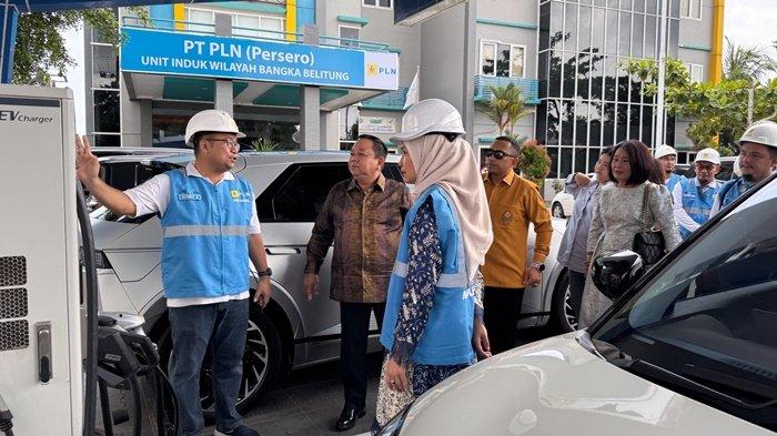 GM PLN Babel, Dini Sulistyawati bersama Kepala BIN Daerah Bangka Belitung, Jusac Tarigan (batik panjang), dan Kepala Basarnas Pangkalpinang, I Made Oka Astawa (kemeja panjang kuning) melakukan peninjauan kesiapan SPKLU yang berada di halaman kantor PLN UIW Babel
