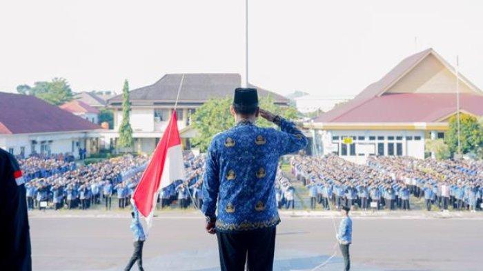 HARDIKNAS - Ratusan ASN dan tenaga pendidik mengikuti Upacara Peringatan Hari Pendidikan Nasional (Hardiknas) 2025 di halaman Kantor Wali Kota Pangkalpinang, Jumat (2/5/2025). Upacara berlangsung khidmat dengan peserta mengenakan seragam Korpri.