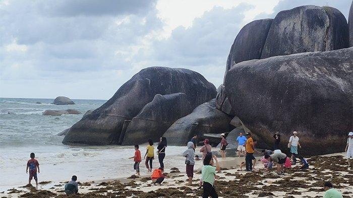 Pengunjung meramaikan area Pantai Tanjung Tinggi di Kecamatan Sijuk, Kabupaten Belitung, Provinsi Kepulauan Bangka Belitung, saat momen liburan awal tahun pada Rabu (1/1/2025).