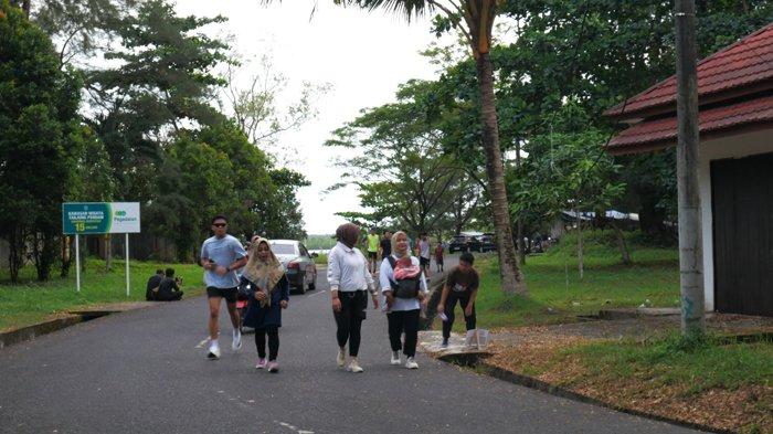 Warga berolahraga di kawasan Pantai Tanjungpendam di Kecamatan Tanjungpandan, Kabupaten Belitung, Provinsi Kepulauan Bangka Belitung.