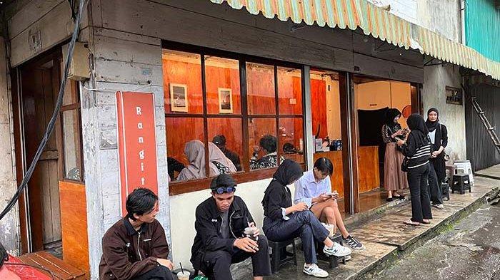 Suasana tempat nongkrong anak muda di Ranggito Coffee di Gang Singapur, Kota Pangkalpinang, Sabtu (18/1/2025).