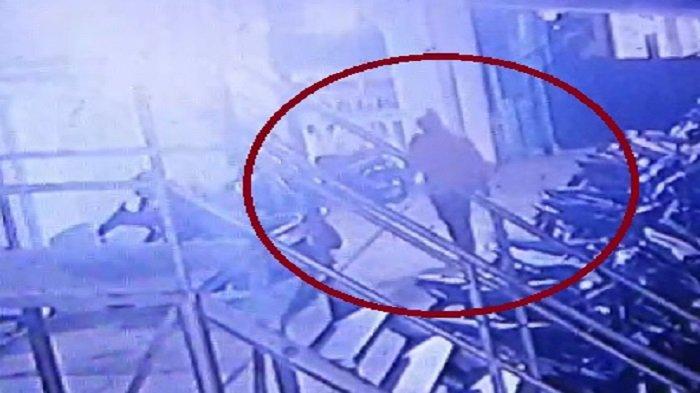 Detik Detik Pelaku Pencurian Sepeda Motor Di Parkiran Masjid Agung Al