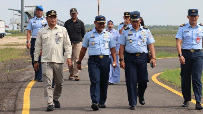 Danlanud H AS Hananjoeddin Letkol Pnb Dian Bashari menyambut kedatangan Dispenad TNI AU dan Press Tour Media Dirgantara 2024 pada Selasa (6/2/2024).