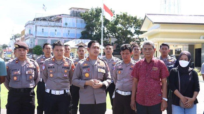 BERIKAN PEMBINAAN - Kapolres Belitung AKBP Deddy Dwitya Putra didampingi jajarannya memberikan pembinaan kepada para remaja yang terlibat balap liar pada Kamis (6/3/2025). Sebelumnya pada Rabu (5/3/2025) petang, personel gabungan Satlantas dan Sat Samapta Polres Belitung membubarkan balap liar di Jalan Murai dan mengamankan 30 sepeda motor.