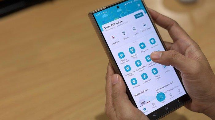 Ilustrasi pelanggan rumah tangga sedang menikmati layanan kelistrikan melalui aplikasi PLN Mobile.