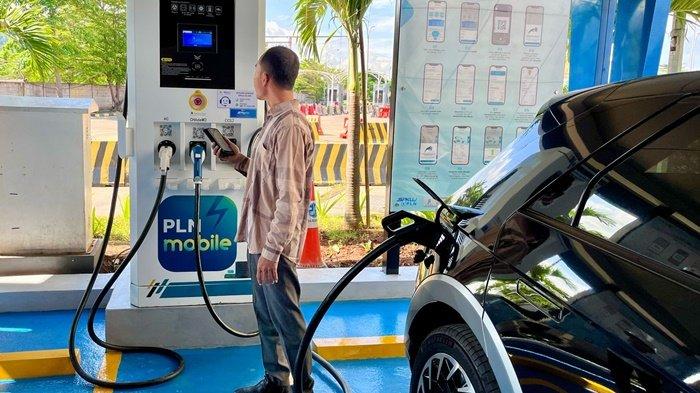 CHRAGING -- Salah satu pengguna kendaraan listrik asal Serang, Daniel, melakukan charging di SPKLU Pelabuhan Merak, Banten.