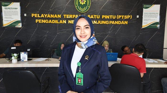 SYAFITRI APRIYUANI - Juru Bicara Pengadilan Negeri Tanjungpandan, Kabupaten Belitung, Provinsi Kepulauan Bangka Belitung, Syafitri Apriyuani. Syafitri memberikan penjelasan pertimbangan majelis hakim terkait putusan perkara pemanenan sawit dalam kawasan hutan produki Gunung Tikus.