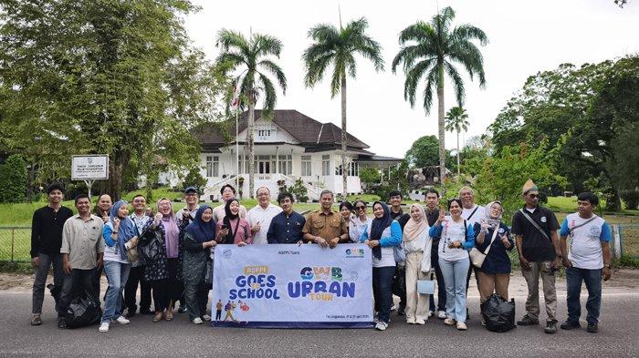 BELITUNG HERITAGE WALKING TOUR - Para peserta  Belitung Heritage Walking Tour, berfoto bersama pada Selasa (22/4/2025) sore. Belitung Heritage Walking Tour adalah wisata jalan kaki melintasi jejak-jejak bangunan bersejarah di sekitar pusat kota Tanjungpandan, Kabupaten Belitung, Provinsi Kepulauan Bangka Belitung.