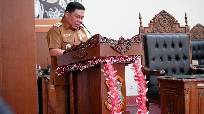 RAPAT PARIPURNA -- Penjabat (Pj) Wali Kota Pangkalpinang M. Unu Ibnudin dengan pimpinan DPRD Kota Pangkalpinang usai penandatanganan nota kesepakatan dalam Rapat Paripurna ke-duabelas Masa Persidangan II Tahun 2025, Senin (28/4/2025).