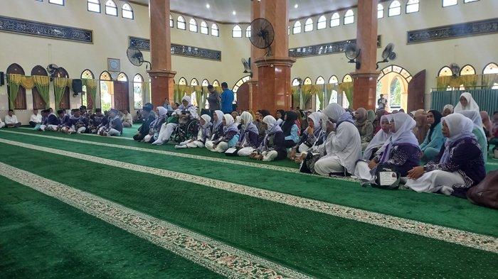 PELEPASAN CALHAJ BELTIM - Calon jemaah haji Belitung Timur tahun 2025 mengikuti acara pelepasan di Masjid Agung Darussalam Manggar, Kabupaten Belitung Timur, Provinsi Kepulauan Bangka Belitung, Kamis (8/5/2025).