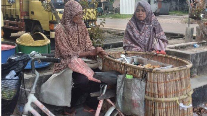 NEK MUTIA - Nek Mutia sehari-hari saat berjualan keliling di Pelabuhan Tanjungpandan, Kabupaten Belitung, Provinsi Kepulauan Bangka Belitung.
