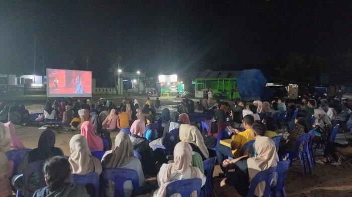 NONTON BARENG SHABRINA - Ratusan warga meramaikan acara nonton bareng Shabrina Leanor di Grand Final Indonesian Idol Season XIII di Lapangan Koramil Manggar, Belitung Timur, Provinsi Kepulauan Bangka Belitung, Senin (12/5/2025).