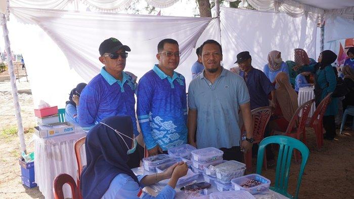 ASISTEN Manajer Operasi dan Pemeliharaan PLTU Suge Jumawan bersama Wabup Belitung Syamsir meninjau acara baksos pemeriksaan kesehatan pada Minggu (19/5/2025).