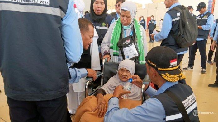 Mbah Sumbuk, jemaah haji tertua tahun 2025 yang tergabung dalam Kloter JKS 33 saat menginjakkan kaki di Bandara King Abdul Aziz Jeddah, Minggu (18/5/2025) pagi Waktu Arab Saudi (WAS).