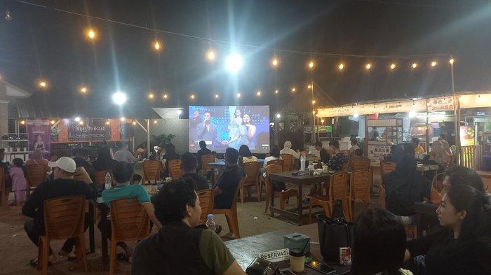 NONTON BARENG - Pendukung Shabrina Leanor kontetan asal Belitung Timur meramaikan acara nonton bareng Result dan Reunion Indonesian Idol Season XIII di Teras Manggar, Kabupaten Belitung Timur, Provinsi Kepulauan Bangka Belitung, Senin (19/5/2025) malam. Nobar di Teras Manggar ini digelar PT Timah Tbk  berkolaborasi dengan Ikatan Karyawan Timah, TINS Agent PT Timah Tbk, KNPI Kabupaten Belitung Timur, Pemerintah Kecamatan Manggar.