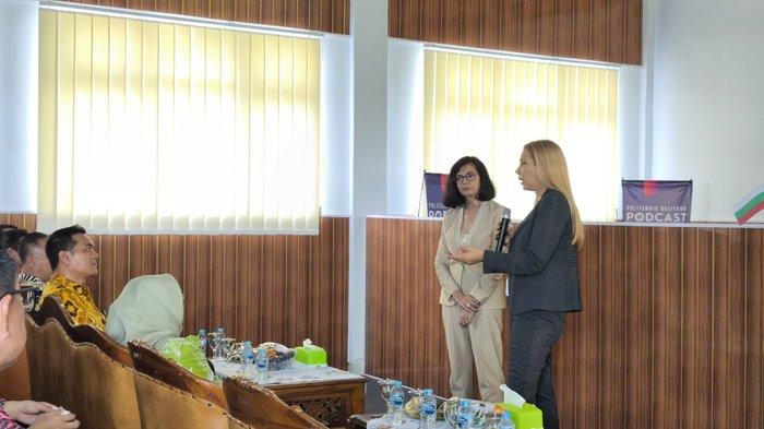 KULIAH UMUM - Dubes Bulgaria untuk Indonesia, Tanya Dimitrova, bersama Former Europian Union Commissioner, Meglena Kuneva, saat kuliah umum di Politeknik Belitung, Selasa (3/6/2025).