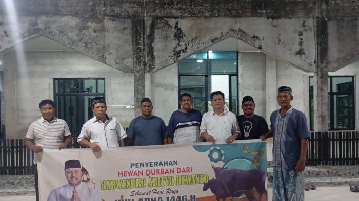 Penyerahan secara simbolis Sapi Kurban bantuan Harwendro Adityo Dewanto diterima langsung  jamaah Masjid Raudhatul Akhyar Pangkalalang Belitung,