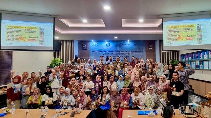 BANTUAN TJSL -- PLN Babel melalui HUB UMK PLN Babel memberikan bantuan TJSL berupa pelatihan Pengemasan produk dan pemasaran digital kepada puluhan pelaku UMKM yang menjadi mitra HUB UMK PLN Babel