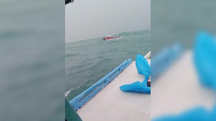 KAPAL TERBALIK -  Kapal nelayan bubu KM Sejati milik warga Desa Pegantungan, Kecamatan Badau, Kabupaten Belitung, Provinsi Kepulauan Bangka Belitung, terbalik di perairan laut Bui Hijau atau sekitar 3,5 mill laut dari perairan Belitung pada Sabtu (5/7/2025).