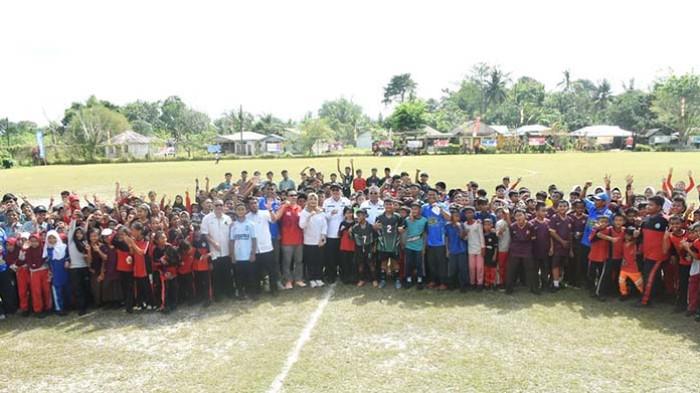FESTIVAL OLAHRAGA - Para peserta Festival Olahraga Anak 2025 foto bersama saat pembukaan di Lapangan Sepak Bola Perol, Kecamatan Gantung, Kabupaten Belitung Timur, Provinsi Kepulauan Bangka Belitung, Rabu (30/7/2025). (Dok. Diskominfo Belitung Timur)