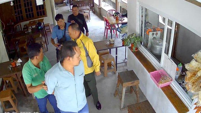 Korban Indra Irawan dengan kondisi tangan diborgol, saat dibawa oleh para terduga pelaku tindak pidana penganiayaan.