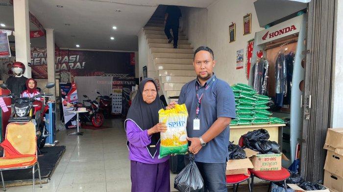 Pembagian sembako kepada pelanggan setia honda secara simbolis oleh pimpinan Honda TDM Manggar
