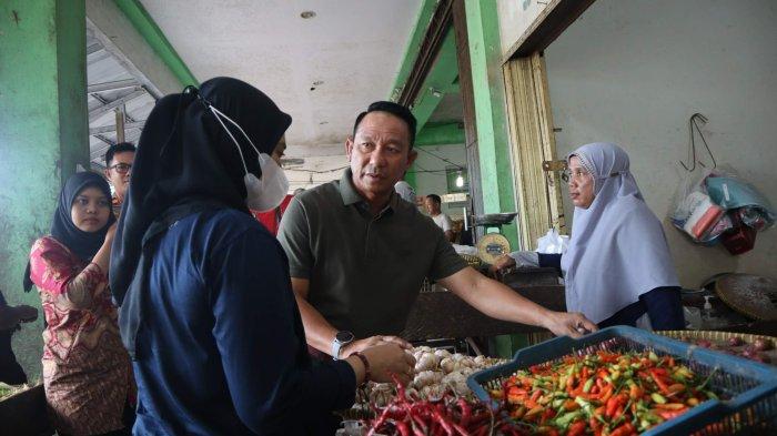 Bupati Belitung Timur Burhanudin dan Tim TPID saat meninjau Pasar Lipat Kajang Manggar.
