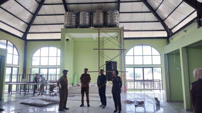 Bupati, Wabup dan Kajari Belitung saat meninjau proyek food court Belitung, Senin (4/12).