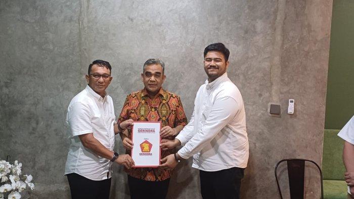 Pasangan Bakal Calon Bupati dan Wakil Bupati Belitung Timur, Burhanudin alias Aan dan Ali Reza Mahendra ketika menerima SK Rekomendasi