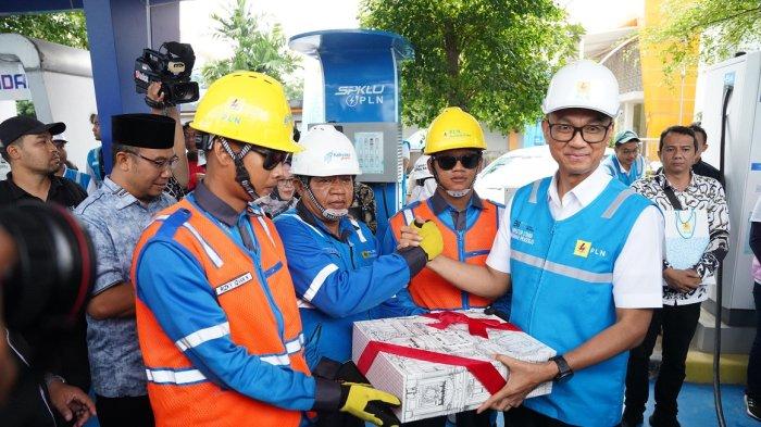 Direktur Utama PLN, Darmawan Prasodjo memberikan apresiasi kepada personel siaga yang bertugas untuk memastikan keandalan listrik pada masa Siaga Natal 2024 dan Tahun Baru 2025 di Rest Area KM 519A ruas Solo-Ngawi, Jawa Tengah pada Rabu (25/12)
