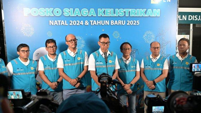 Direktur Utama PLN, Darmawan Prasodjo (tengah) didampingi Direktur Perencanaan Korporat dan Pengembangan Bisnis PLN, Hartanto Wibowo (kiri), Direktur Manajemen Pembangkitan PLN, Adi Lumakso (kedua dari kiri), Direktur Transmisi dan Perencanaan Sistem PLN, Evy Haryadi (ketiga dari kiri), Direktur Distribusi PLN, Adi Priyanto (ketiga dari kanan), Direktur Manajemen Risiko PLN, Suroso Isnandar (kedua dari kanan), dan Direktur Legal dan Manajemen Human Capital, Yusuf Didi Setiarto (kanan) melakukan konferensi pers terkait kondisi kelistrikan nasional pada malam tahun baru di Kantor PLN UID Jakarta Raya, Selasa (31/12).