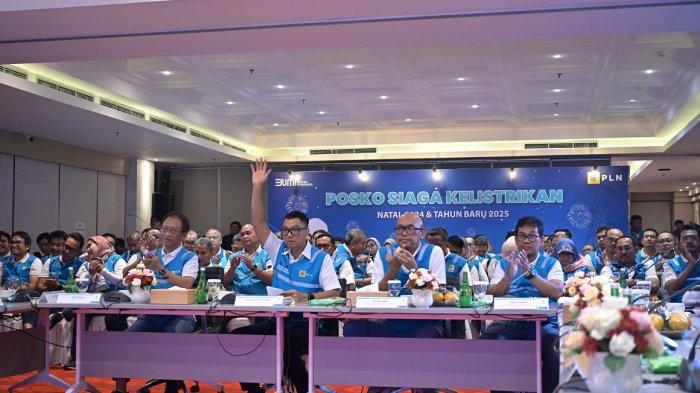 Direktur Utama PLN, Darmawan Prasodjo (kedua dari kiri) didampingi seluruh jajaran Direksi PLN dan Direktur Utama Subholding PLN saat melakukan teleconference kesiapan kelistrikan nasional menjelang pergantian tahun bersama seluruh unit PLN se-Indonesia, subholding, dan anak perusahaan yang dipusatkan di PLN Unit Induk Distribusi (UID) Jakarta Raya pada Selasa, (31/12). Tampak pada foto: Direktur Distribusi PLN, Adi Priyanto (kiri), Direktur Transmisi dan Perencanaan Sistem PLN, Evy Haryadi (kedua dari kanan), dan Direktur Manajemen Pembangkitan PLN, Adi Lumakso (kanan).