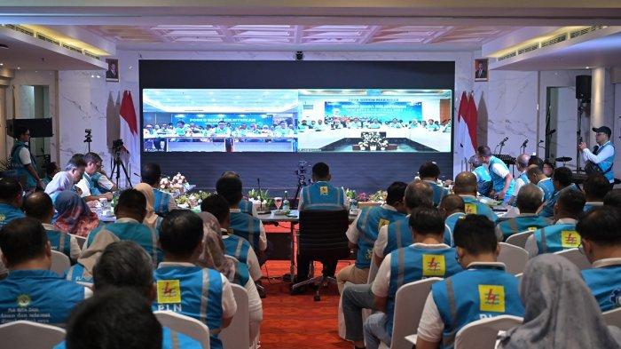 Direktur Utama PLN, Darmawan Prasodjo (depan tengah) didampingi seluruh jajaran Direksi PLN dan Direktur Utama Subholding PLN memonitor secara real time posko-posko siaga kelistrikan yang tersebar di seluruh Indonesia untuk memastikan keamanan pasokan listrik Tahun Baru 2025. Untuk mengamankan pasokan listrik di malam tahun baru 2025, PLN mengerahkan sebanyak 81.591 personel siaga yang tersebar di 4.336 posko di seluruh Indonesia.