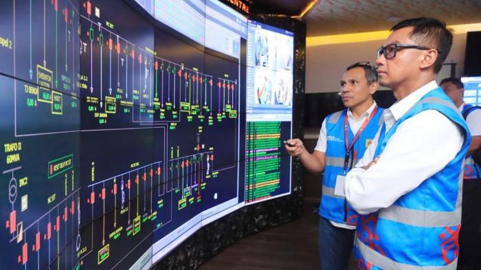 Direktur Utama PLN, Darmawan Prasodjo saat mendampingi petugas melakukan monitoring sistem kelistrikan secara digital. Inisiatif ini merupakan bagian dari transformasi end-to-end yang dijalankan PLN dan terus memberikan dampak signifikan serta berkelanjutan terhadap kinerja perusahaan.