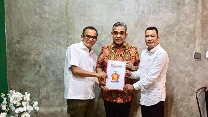 Djoni Alamsyah (kiri foto), Syamsir (kanan foto) ketika menerima SK Dukungan dari Partai Gerindra secara simbolis dan diserahkan langsung 
Sekretaris Jenderal DPP Partai Gerindra Ahmad Muzani, Jumat (9/8/2024) di Jakarta.