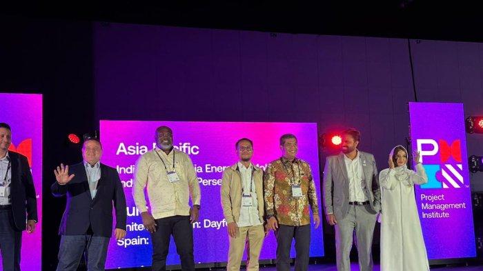 EVP Project Management Office PLN, Octavianus Duha (ketiga dari kanan) mewakili PLN dalam menerima penghargaan PMO of the Year Regional Asia Pasifik. Pada penghargaan yang diumumkan dalam PMO Global Summit di Los Angeles, California, Amerika Serikat pada Sabtu (21/9) ini PLN hadir sebagai wakil Indonesia.
