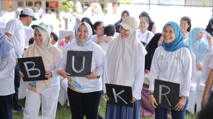 [13.04, 29/10/2024] +62 831-7512-2273: Keseruan General Manager PLN UIW Babel, Dini Sulistyawati (pegang huruf R) bersama peserta lainnya mengikuti Fun Game pada acara Peringatan HLN ke79
[13.06, 29/10/2024] +62 831-7512-2273: Iklan Online Selasa,  29 Oktober