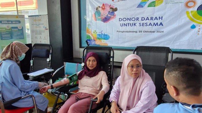 General Manager PLN UIW Babel, Dini Sulistyawati (dua dari kiri) berpartisipasi sebagai pendonor darah pada acara Donor Darah memperingati HLN ke 79
