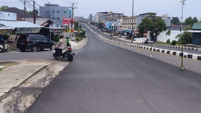 Jalan Sudirman Tanjungpandan sedang dilakukan pengaspalan ulang.