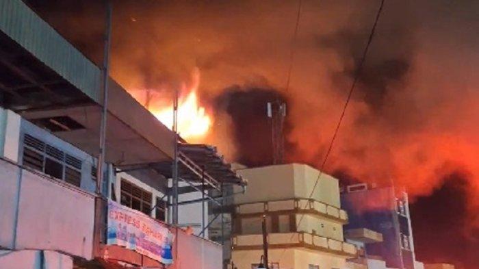 Kebakaran di sebuah ruko di bundaran Batu Satam, Tanjungpandan, Belitung, Juli